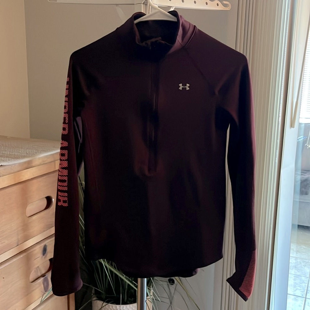 Women’s Under Armour half zip athletic top size XS almost new